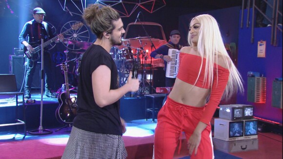 Pabllo Vittar faz dueto com Luan Santana na TV e é tietada por cantor:'Incrível'