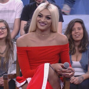 'Vamos! Mas o clipe tem que ser babado, tem que ser como a letra fala', brincou Pabllo Vittar sobre gravar a música 'Acordando o Prédio' com Luan Santana