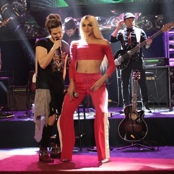 Luan Santana dançou com Pabllo Vittar no palco do 'Altas Horas'