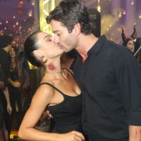 Isis Valverde, de vampira, beija namorado em festa de Halloween no Rio. Fotos!