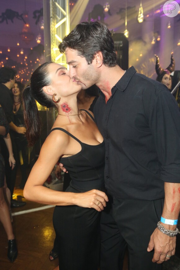 Isis Valverde beijou o namorado, André Resende, durante festa no Copacabana Palace, Zona Sul do Rio de Janeiro neste sábado, dia 28 de outubro de 2017