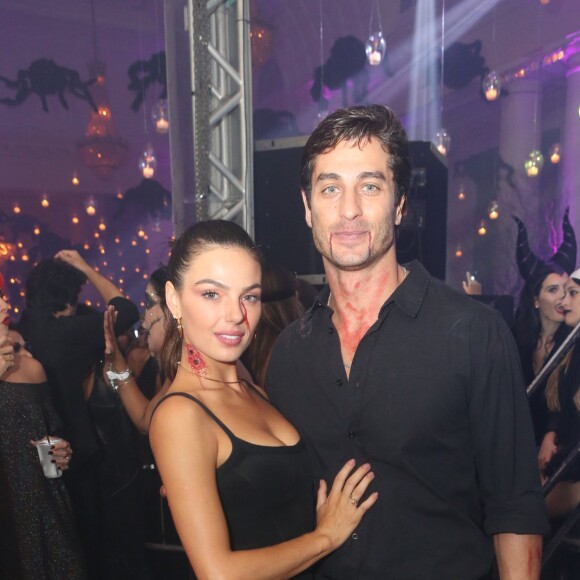 Isis Valverde e seu namorado, André Resende, foram fantasiados de vampiros e usaram maquiagem para simular machucados e sangue no rosto