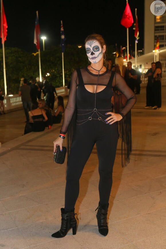 Com look preto justo ao corpo, Luana Piovani foi ao evento de Halloween realizado no Copacaba Palace, no Rio de Janeiro