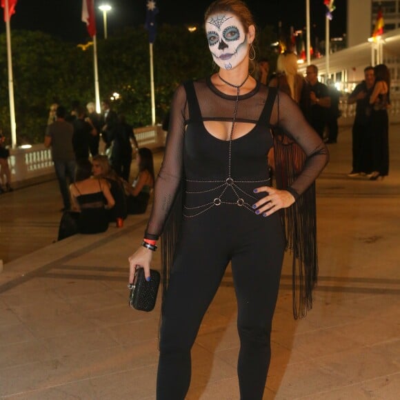 Com look preto justo ao corpo, Luana Piovani foi ao evento de Halloween realizado no Copacaba Palace, no Rio de Janeiro