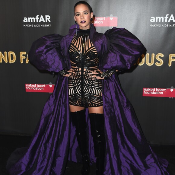 Bruna Marquezine ousou em look para festa de Halloween em prol da amfAR e da fundação Naked Heart