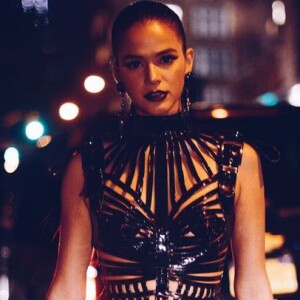 Bruna Marquezine usou acessório para esconder mamilos em vestido ousado cheio de recortes