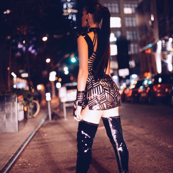 Bruna Marquezine posou sensual com fantasia para festa de Halloween em Nova York, nos Estados Unidos