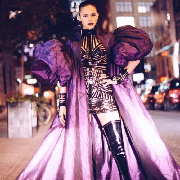 Bruna Marquezine completou sua produção com capa longa de mangas bufantes, botas de canto alto e acessórios