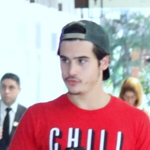 Nicolas Prattes não pensa em assumir um relacionamento sério no momento: 'estou mais focado no meu trabalho e acaba não sobrando tanto tempo pra isso'