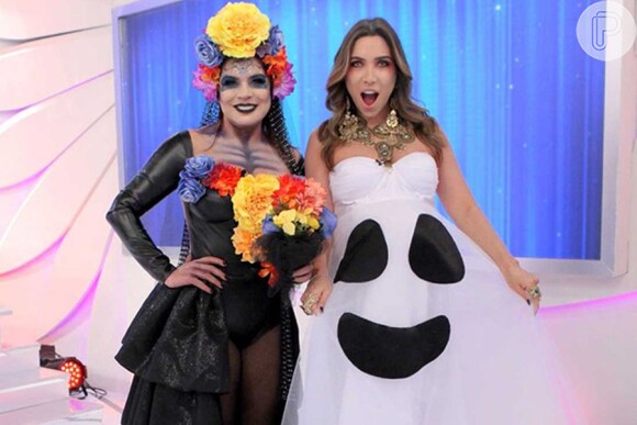 Patricia Abravanel se vestiu de fantasma para o Halloween do 'Programa Silvio Santos' deste domingo, 29 de outubro de 2017