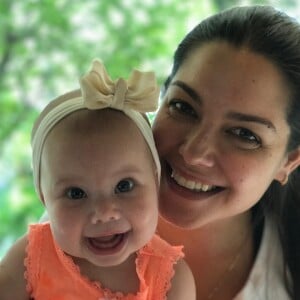 Thaís Fersoza mostrou no Instagram Melinda hipnotizada pela Galinha Pintadinha. 'Nem pisca', disse