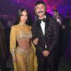 Kim Kardashian reproduziu o look de Cher no Oscar de 1973 e teve a companhia de seu melhor amigo, Jonathan Cheban, como Sonny Bono, ex-marido da cantora, na festa de Halloween da marca de tequila Casamigos, em 27 de outubro de 2017