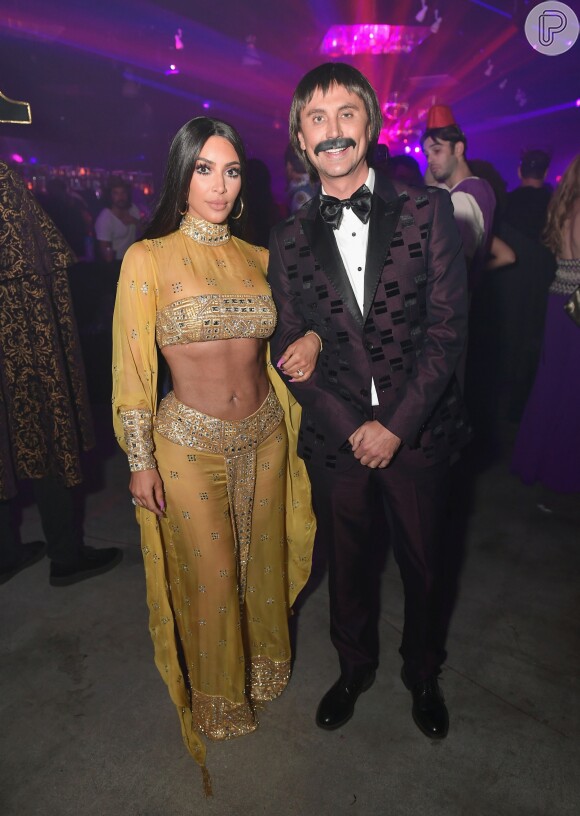 Kim Kardashian reproduziu o look de Cher no Oscar de 1973 e teve a companhia de seu melhor amigo, Jonathan Cheban, como Sonny Bono, ex-marido da cantora, na festa de Halloween da marca de tequila Casamigos, em 27 de outubro de 2017