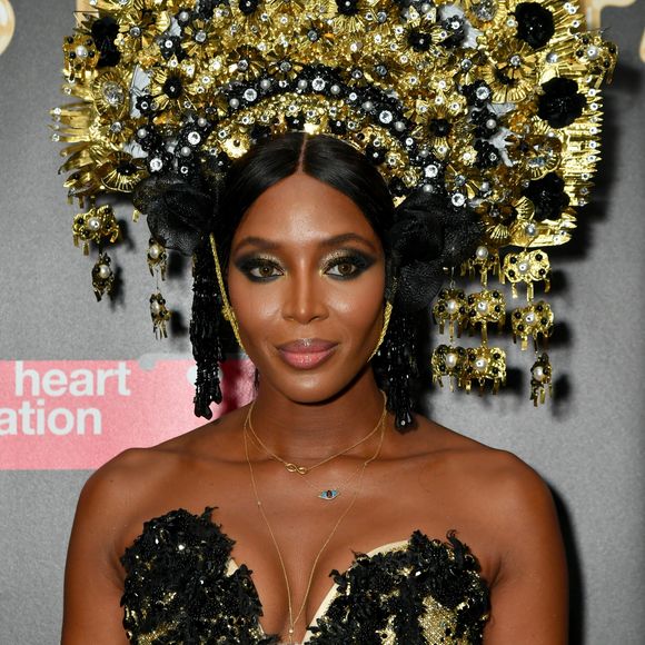 Naomi Campbell exibiu um grande ornamento na cabeça, assinado por Eric Javits, na festa de Halloween Fabulous Fund Fair, realizada em Nova York em 28 de outubro de 2017