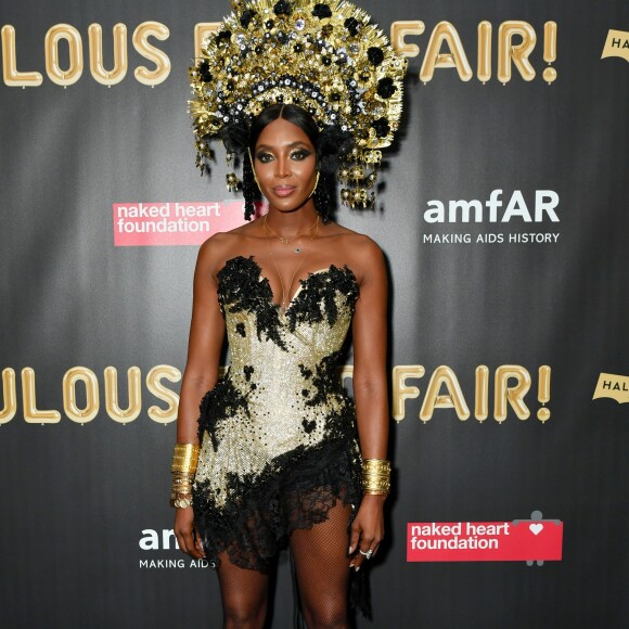 Naomi Campbell usou tomara que caia The Blond, coleção outono 2017, na festa de Halloween Fabulous Fund Fair, realizada em Nova York em 28 de outubro de 2017