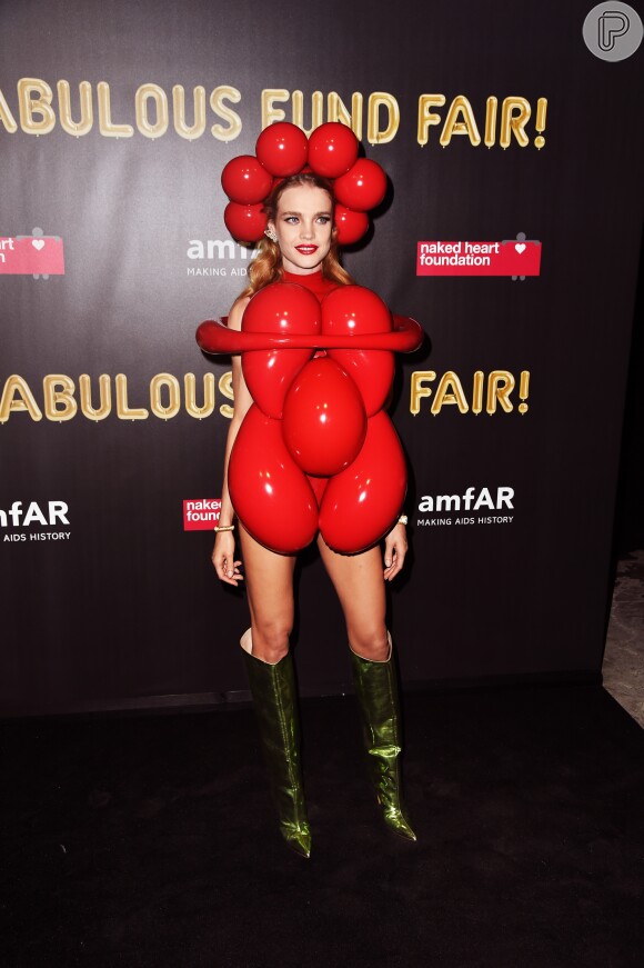 A modelo russa Natalia Vodianova, anfitriã da Fabulous Fund Fairk, atraiu olhares na festa de Halloween com uma inusitada fantasia de Vênus de Balões, escultura do artista norte-americano Jeff Koons.