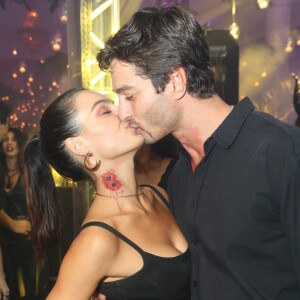 Isis Valverde exibe maquiagem no pescoço ao beijar o namorado, André Resende, no Halloween do Copacabana Palace, no Rio de Janeiro, no último sábado, 28 de outubro de 2017