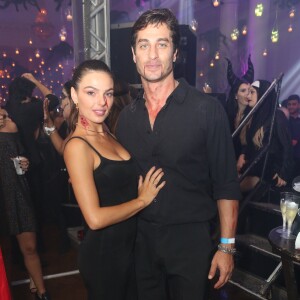 Isis Valverde e André Resende vestiram preto no Halloween do Copacabana Palace, no Rio de Janeiro, no último sábado, 28 de outubro de 2017