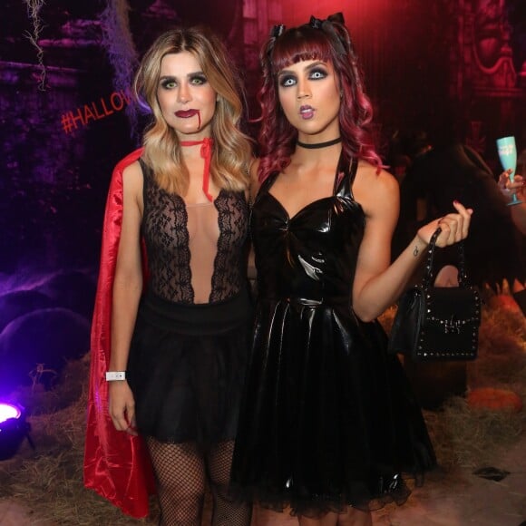 A atriz Pérola Faria posou com Debora Marcello no Halloween do Copacabana Palace, no Rio de Janeiro, no último sábado, 28 de outubro de 2017