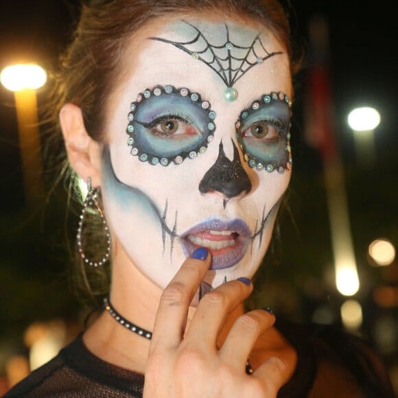 Detalhes da pintura no rosto de Luana Piovani, para o Halloween do hotel Copacabana Palace, no Rio de Janeiro