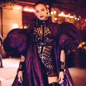 Bruna Marquezine soprepôs a produção com uma longa capa roxa de mangas volumosas para a festa de Halloween Fabulous Fund Fair, realizada em Nova York, em 28 de outubro de 2017