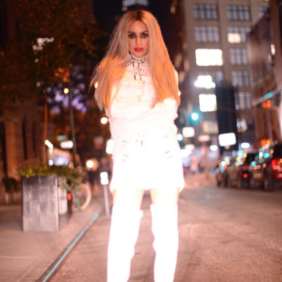 Thaila Ayala usou peruca loira com o look John John na festa de Halloween Fabulous Fund Fair, realizada em Nova York em 28 de outubro de 2017