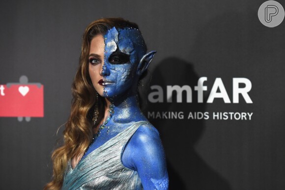 Vlada Roslyakova caprichou na maquiagem, que dividiu seu corpo com tinta azul, para a festa de Halloween Fabulous Fund Fair, realizada em Nova York em 28 de outubro de 2017