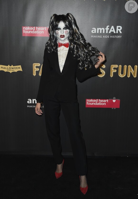 A top colombiana Daniela Lopez se inspirou no filme 'Jogos Mortais' para a festa de Halloween Fabulous Fund Fair, realizada em Nova York em 28 de outubro de 2017