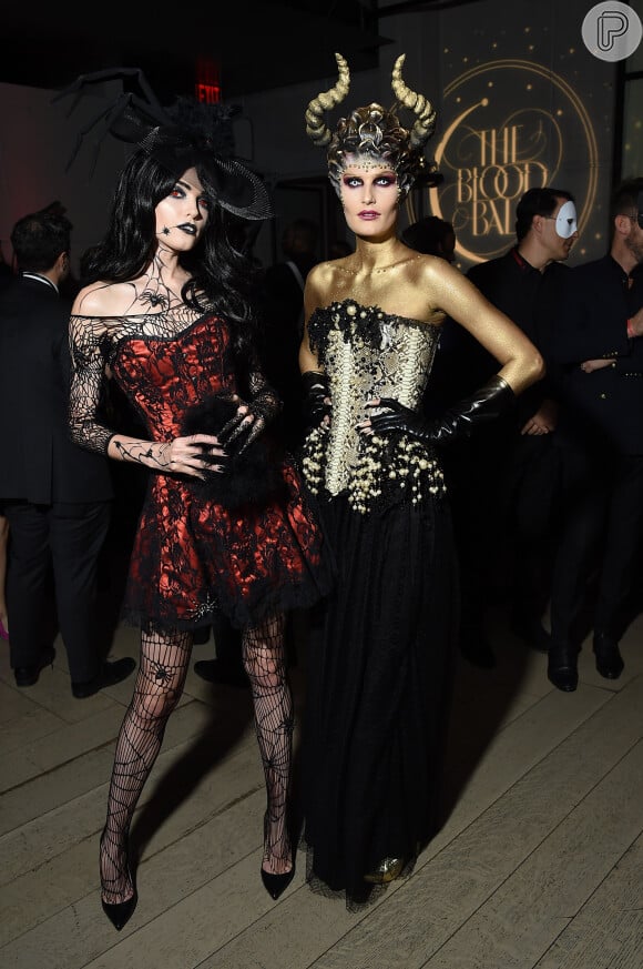 Dois dias antes, as modelos Vlada Roslyakova e Alla Kostromichova atrairam olhares com seus looks elaborados ao participarem de uma festa de Halloween no Spring Place, em Nova York, em 26 de outubro de 2017