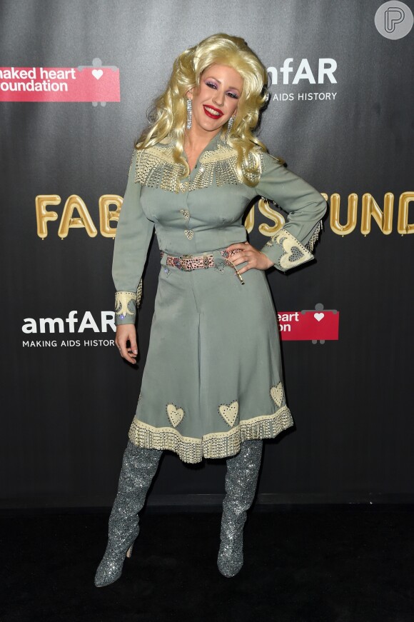 A cantora Ellie Goulding foi de Dolly Parton na festa de Halloween Fabulous Fund Fair, realizada em Nova York em 28 de outubro de 2017