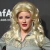 Mesmo com os fios loiros, Ellie Goulding investiu em uma peruca para compor seu visual à la Dolly Parton na festa de Halloween Fabulous Fund Fair, realizada em Nova York em 28 de outubro de 2017