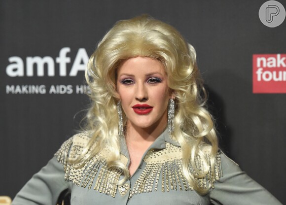 Mesmo com os fios loiros, Ellie Goulding investiu em uma peruca para compor seu visual à la Dolly Parton na festa de Halloween Fabulous Fund Fair, realizada em Nova York em 28 de outubro de 2017
