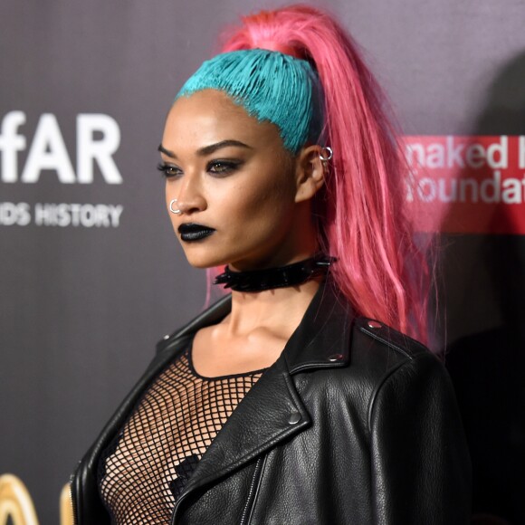 Shanina Shaik pintou ainda o cabelo de rosa e azul para a festa de Halloween Fabulous Fund Fair, realizada em Nova York em 28 de outubro de 2017