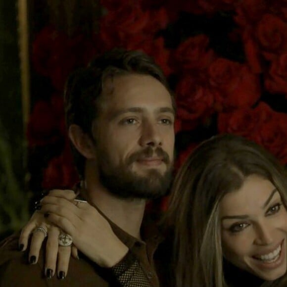 Lívia (Grazi Massafera) e Renato (Rafael Cardoso) cuidam do filho de Gael (Sergio Guizé) e Clara (Bianca Bin) quando a mocinha desaparece na novela 'O Outro Lado do Paraíso'