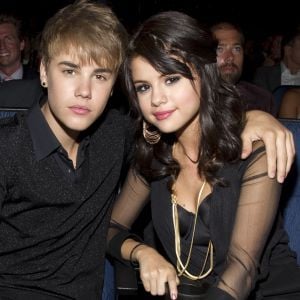 Justin Bieber e Selena Gomez foram vistos tomando café da manhã em um restaurante de Los Angeles