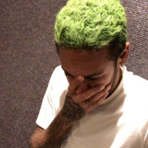 Neymar exibiu o novo visual, com cabelo verde, em seu Instagram nesta segunda-feira, 30 de outubro de 2017