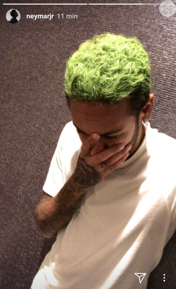 Neymar exibiu o novo visual, com cabelo verde, em seu Instagram nesta segunda-feira, 30 de outubro de 2017