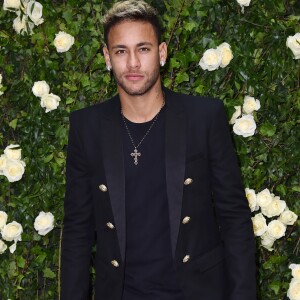 Neymar recentemente ostentava cabelo loiro