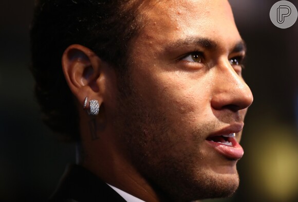 Neymar fez uma tatuagem parecida com a da cantora Demi Lovato