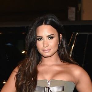 A cantora Demi Lovato falou que está aprendendo a curtir a vida de solteira