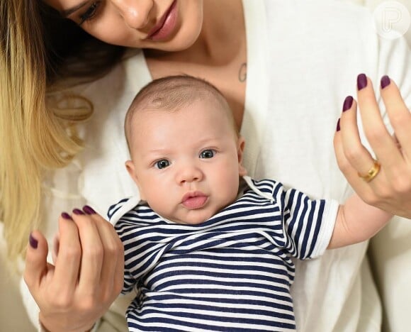 Gabriel, de 4 meses, foi filmado pela mãe enquanto tentava engatinhar em um tapete colorido