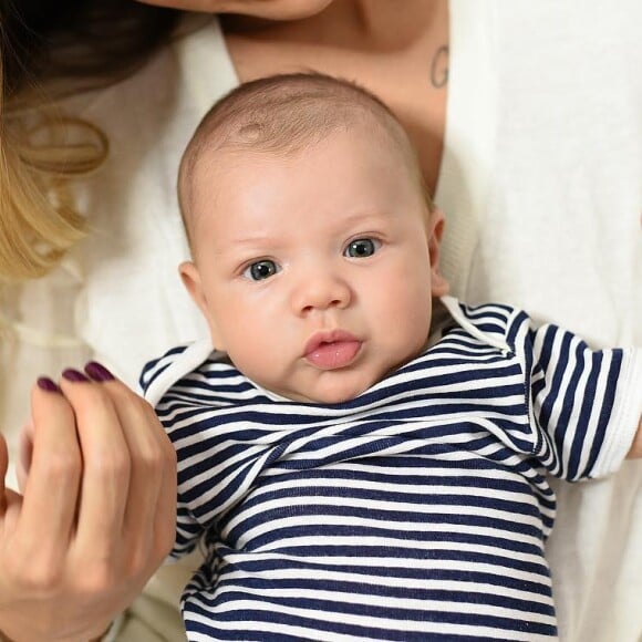 Gabriel, de 4 meses, foi filmado pela mãe enquanto tentava engatinhar em um tapete colorido