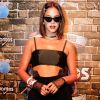 Bruna Marquezine apostou em um look com luvas e óculos pontudos – acessórios presentes na fantasia usada por Kendall Jenner no Halloween – para ir ao Rock in Rio 2017