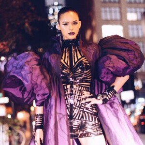 Bruna Marquezine apostou em um visual cheio de atitude para festa de Halloween em Nova York