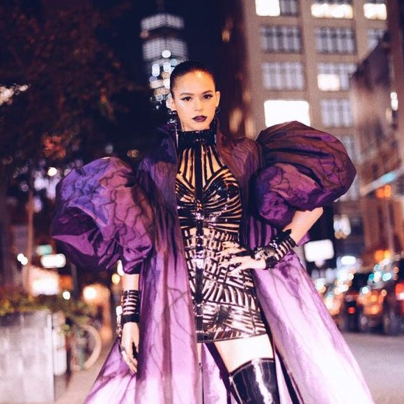 Bruna Marquezine apostou em um visual cheio de atitude para festa de Halloween em Nova York