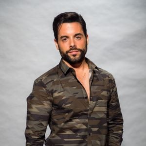 Amaro (Pedro Carvalho) será um jovem misterioso interessado em negociar compra de esmeraldas com Sophia (Marieta Severo) na novela 'O Outro Lado do Paraíso'