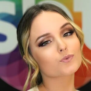 Larissa Manoela foi questionada se estava ficando ou namorando: 'Meu status agora voltou a ser 'só nos contatinhos''