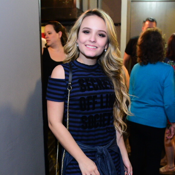 Larissa Manoela cita Anitta ao falar da vida de solteira: 'Livre, leve e solta'