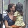 Grazi Massafera dá um beijo na filha ao buscá-la na natação