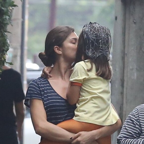 Grazi Massafera dá um beijo na filha ao buscá-la na natação